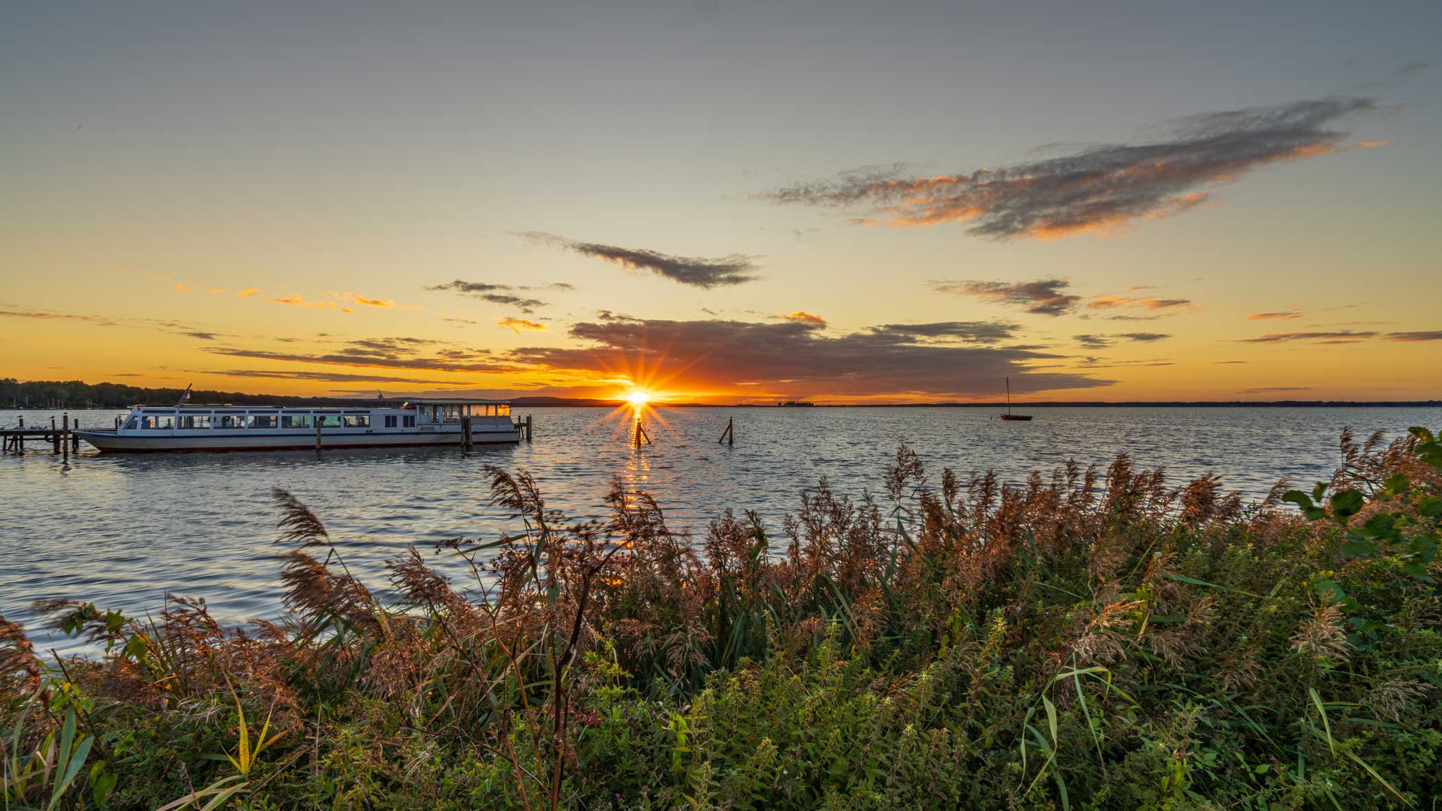 Abendstimmung am Steinhuder Meer mit Fahrgastschiff